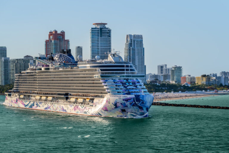 Norwegian Luna Makes Waves